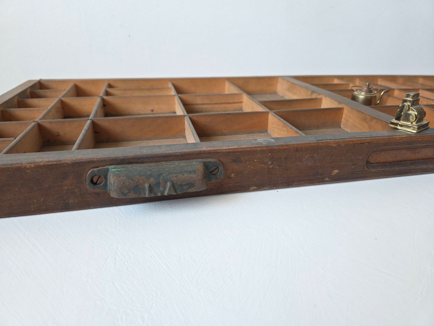 vintage letterbak met metalen grepen