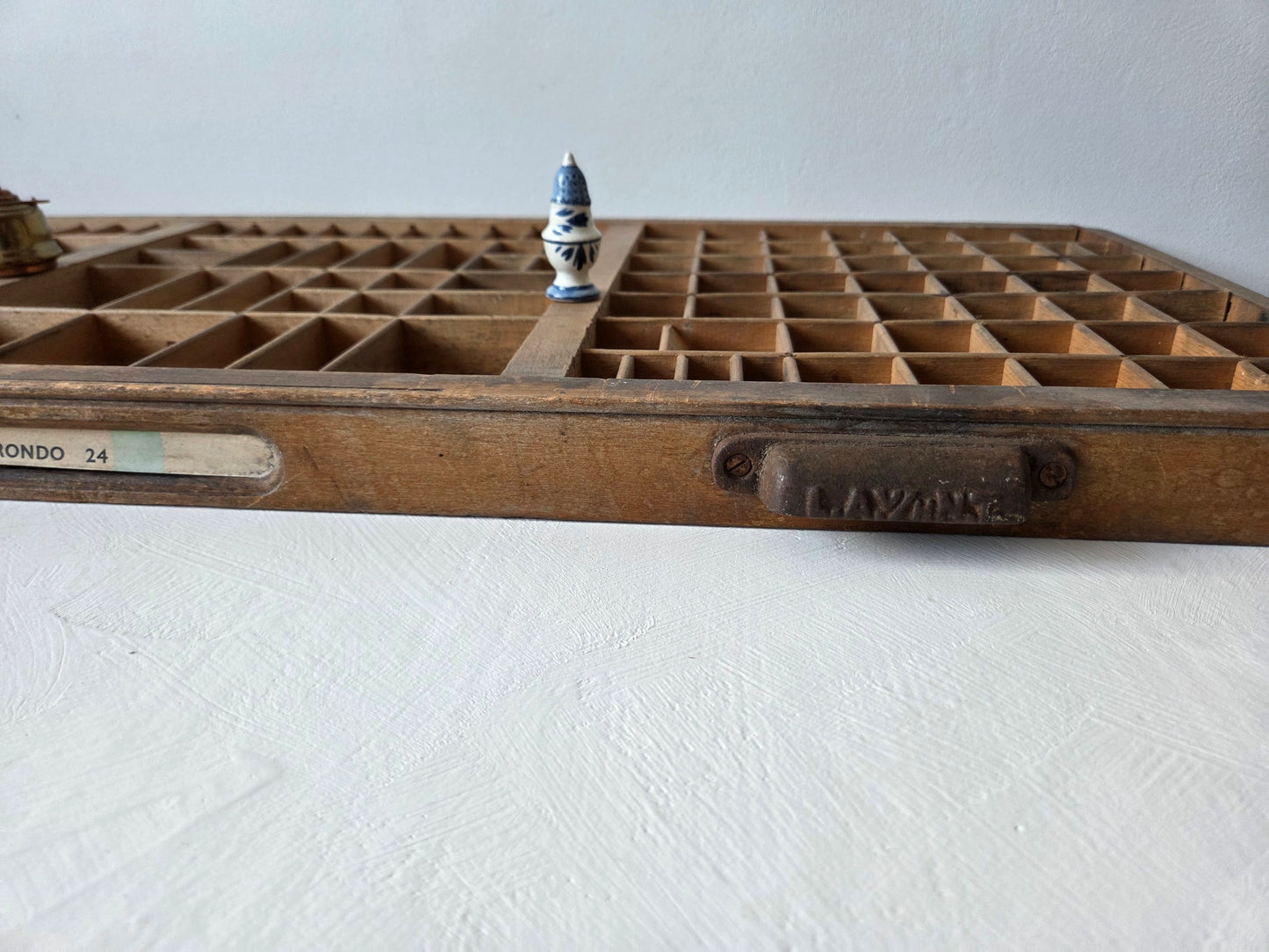 grote houten letterbak voor aan de muur