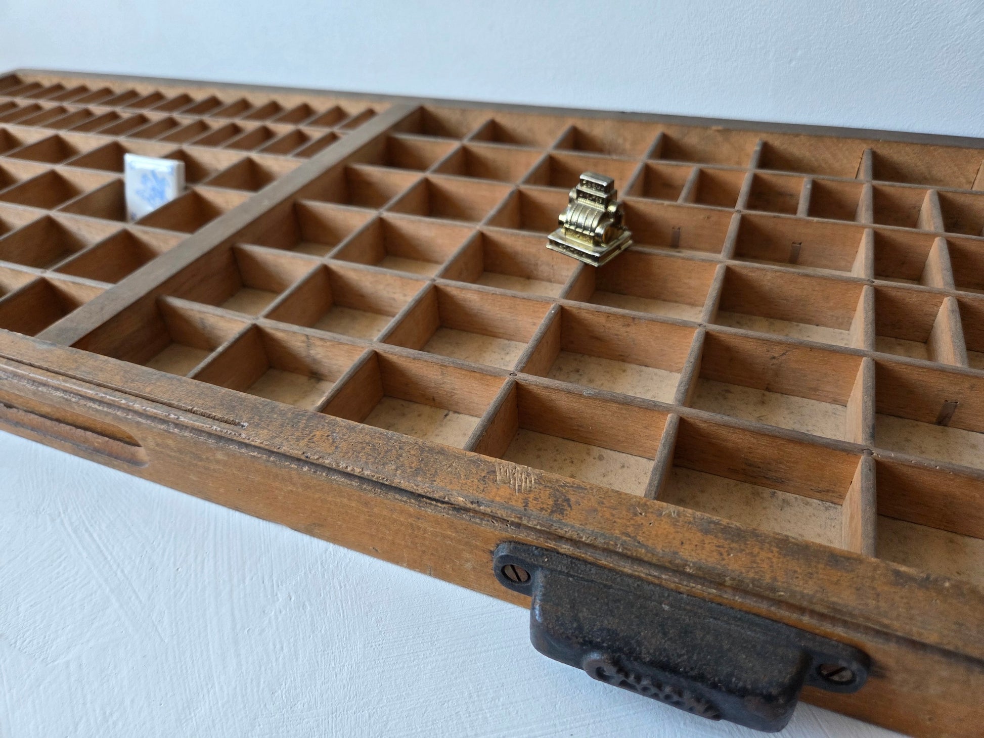 oude drukkersbak van hout