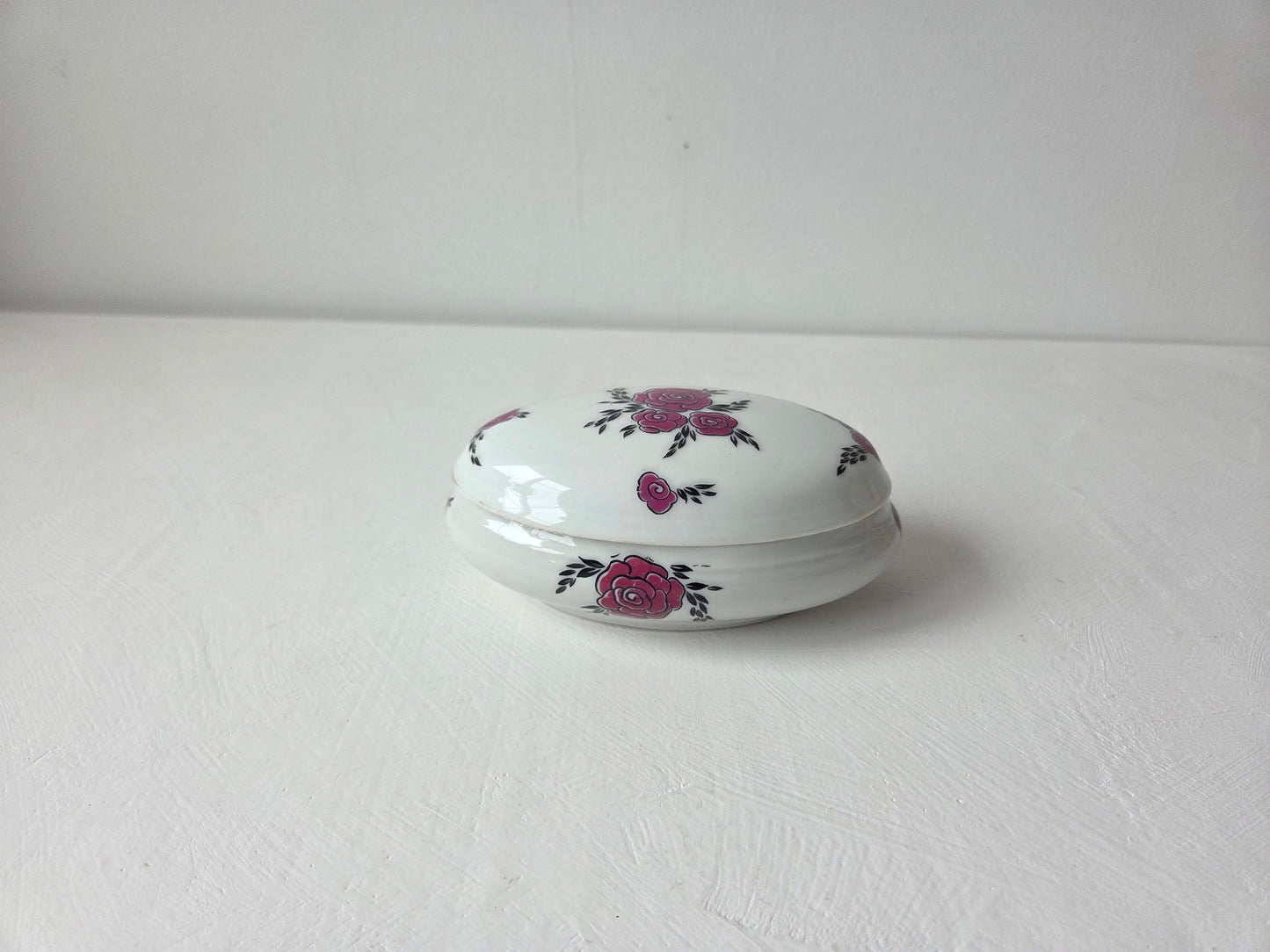 vintage sieradendoosje Limoges porselein rozenmotief deksel