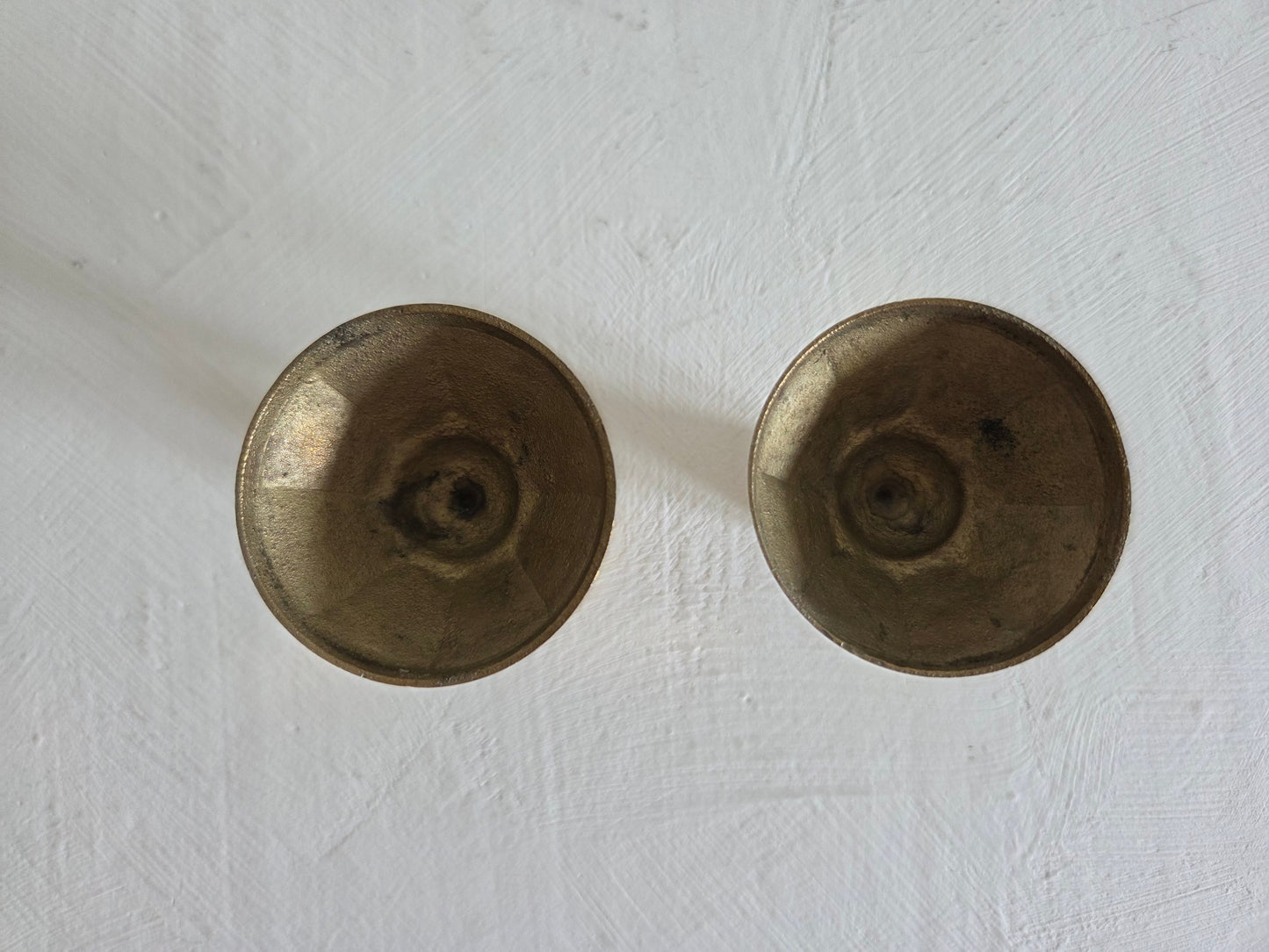 vintage messing kandelaarset geometrisch design