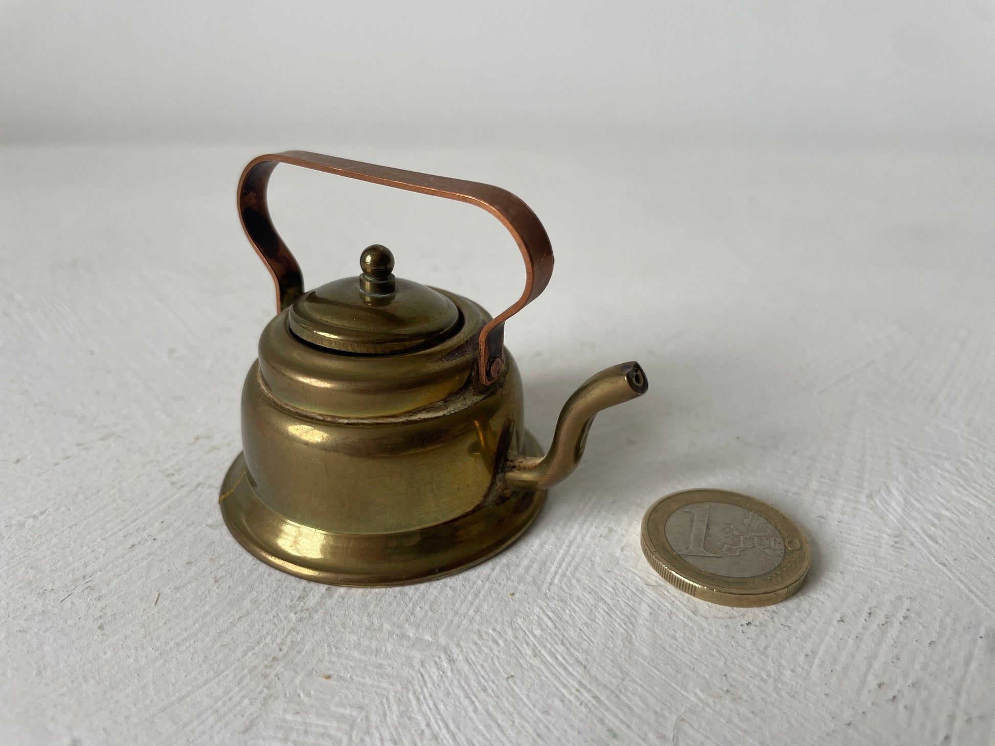 oude theeketel miniatuur met gebruikssporen