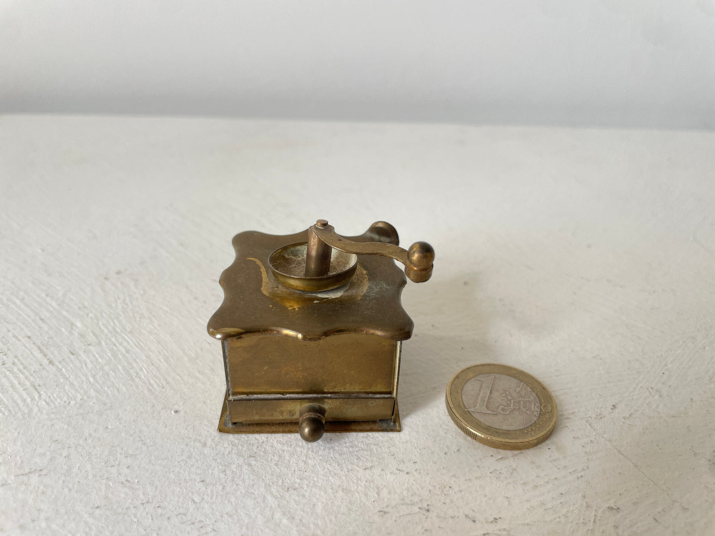 messing koffiemolen voor poppenhuis