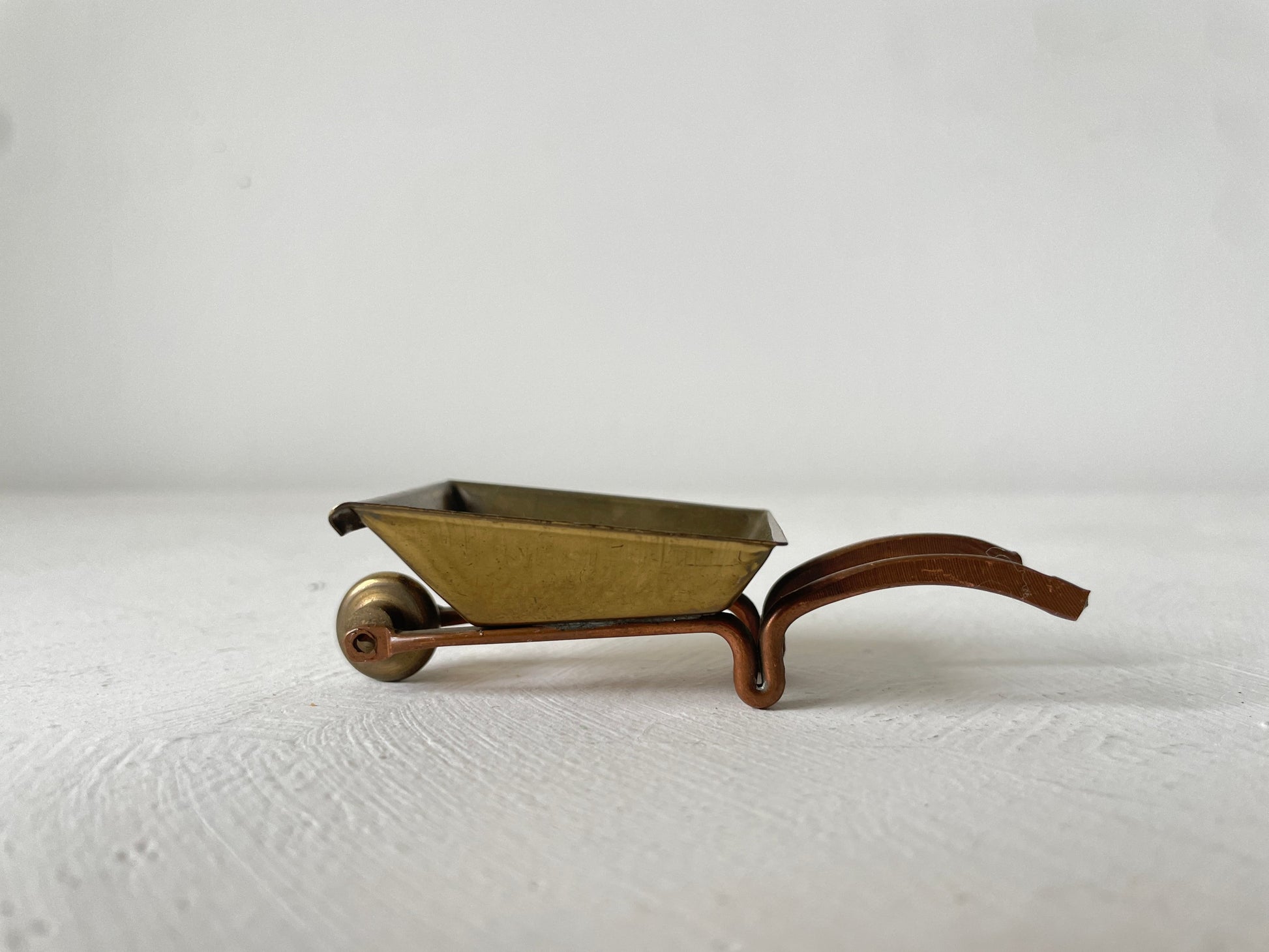 messing letterbak miniatuur kruiwagen