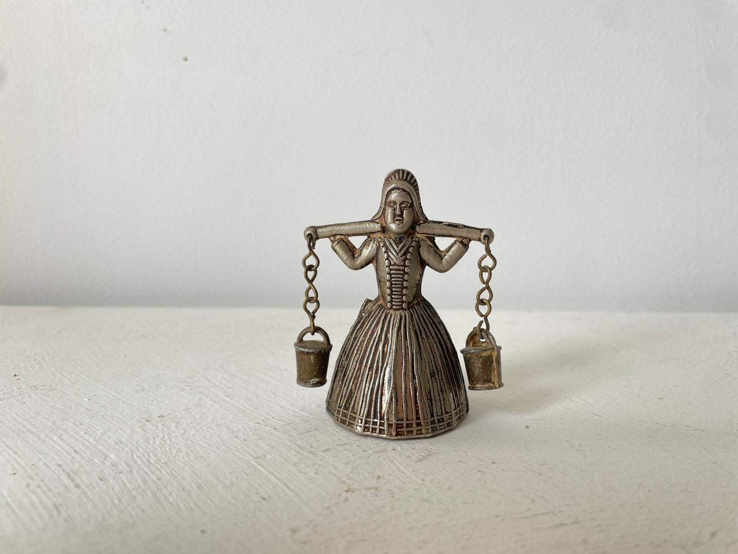 vintage miniatuur melkmeisje