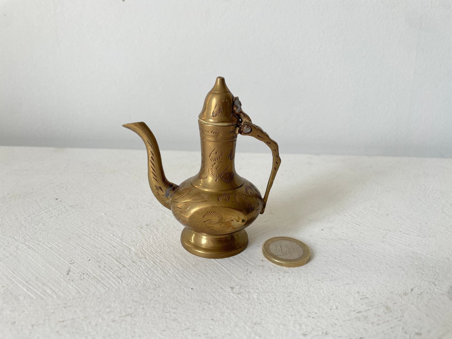 gegraveerde miniatuur koffiekan