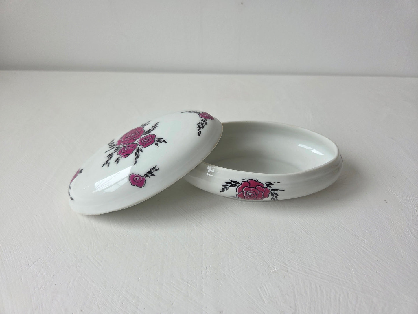 porseleinen doosje Limoges wit roze zwarte bladeren