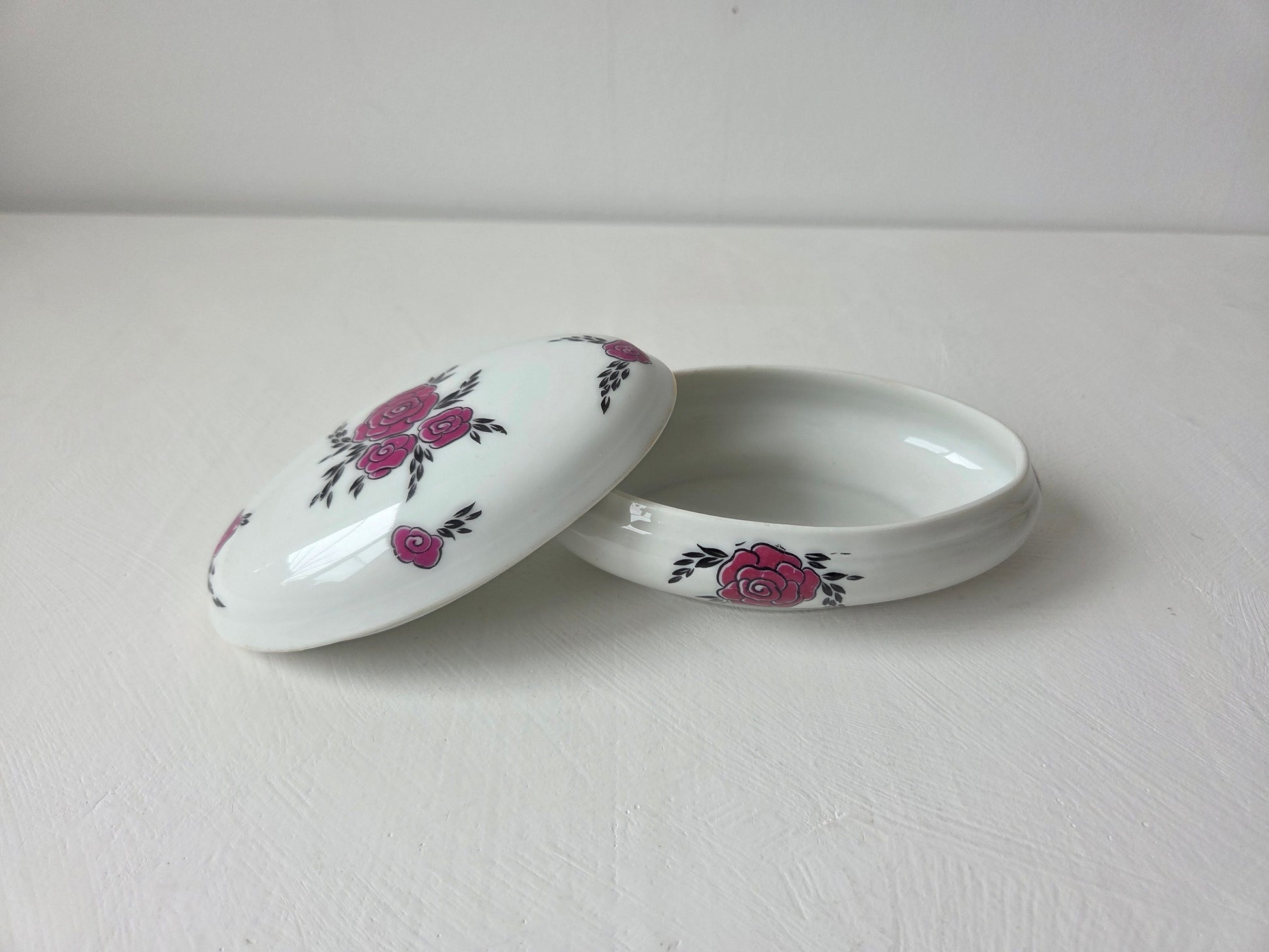 porseleinen doosje Limoges wit roze zwarte bladeren