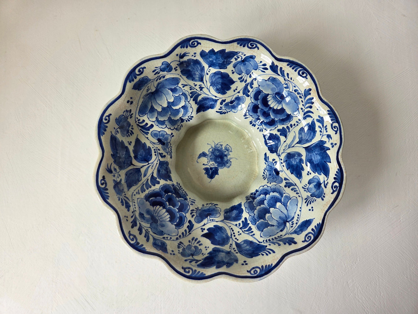 Delfts blauwe schaal met bloemen