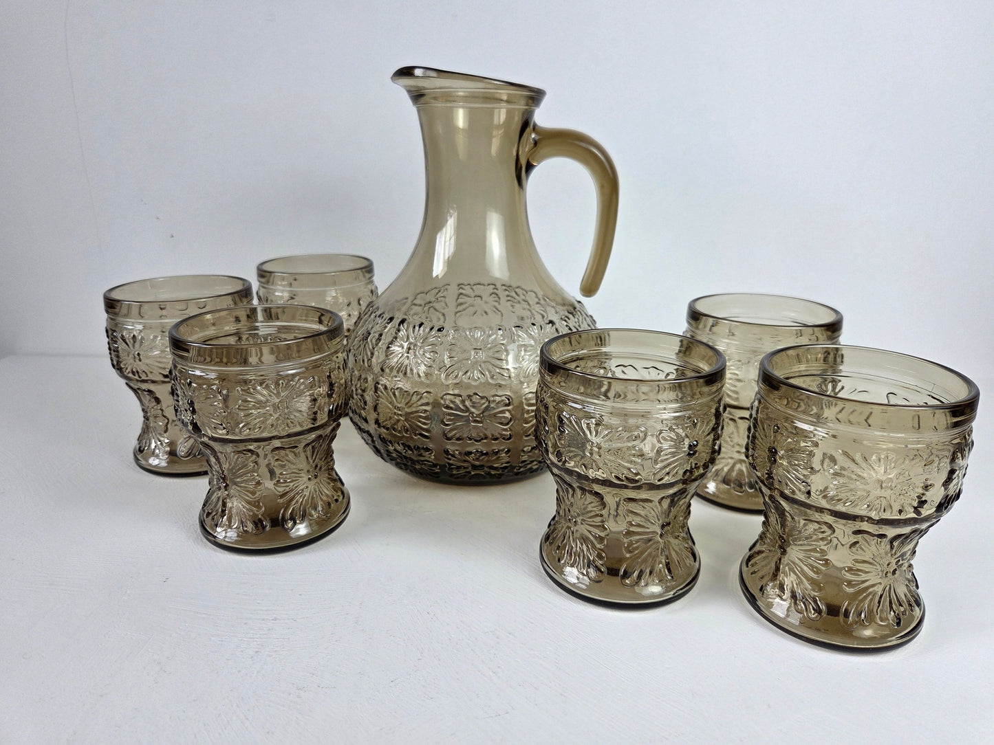 Vintage schenkkan met glazen gerookt glas voor water limonade