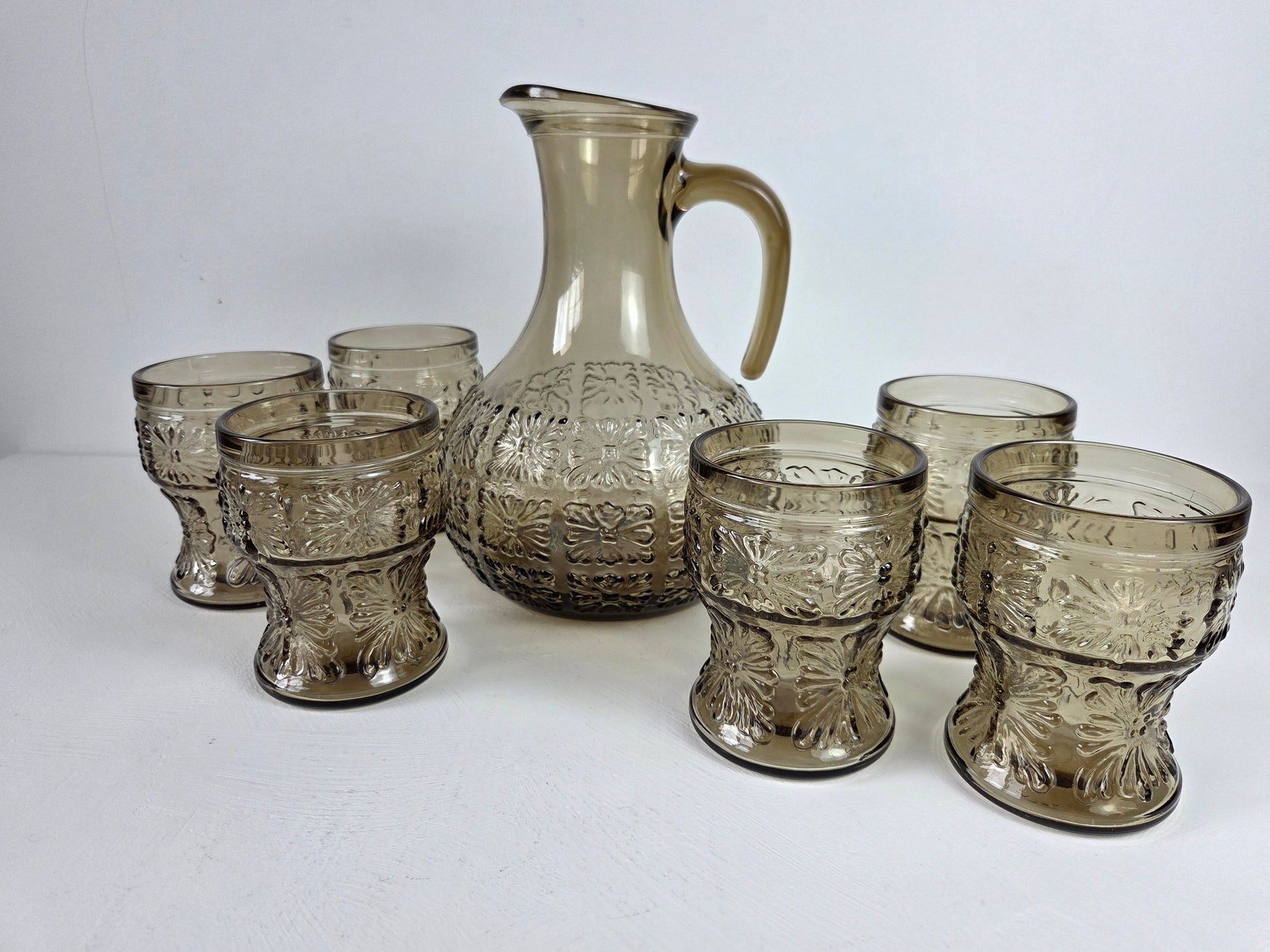 Vintage schenkkan met glazen gerookt glas voor water limonade
