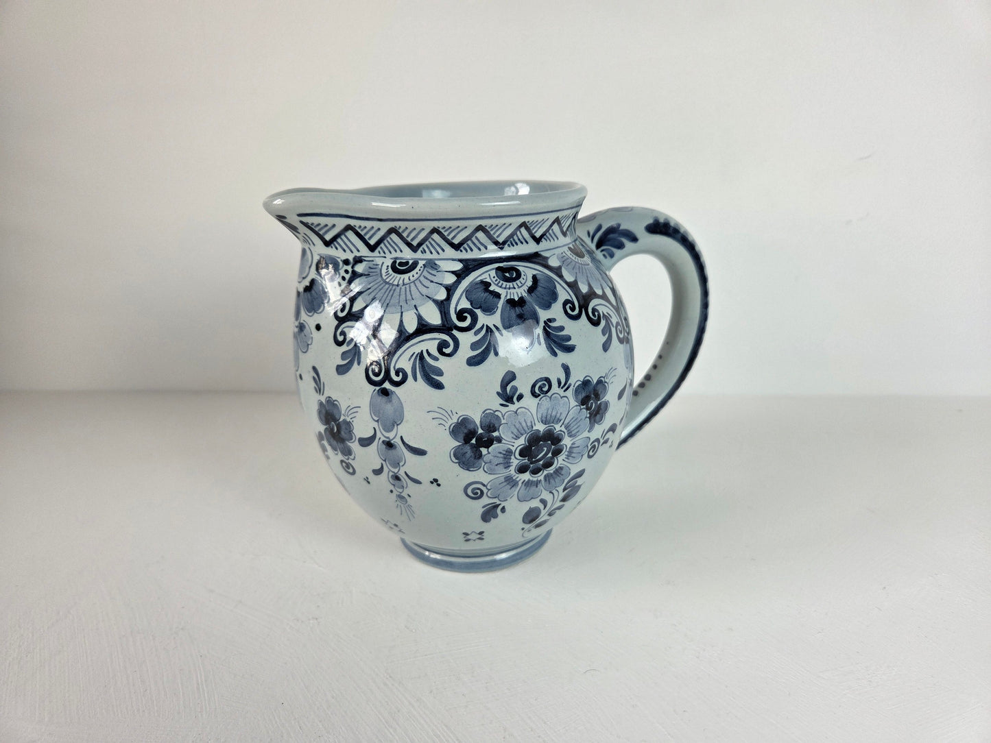 Ronde keramieken kan met blauwgrijs schilderwerk