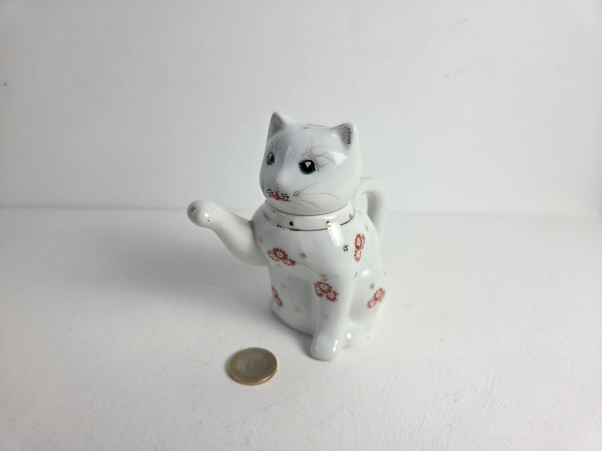 vintage theepot kat geschilderde ogen snorharen porselein