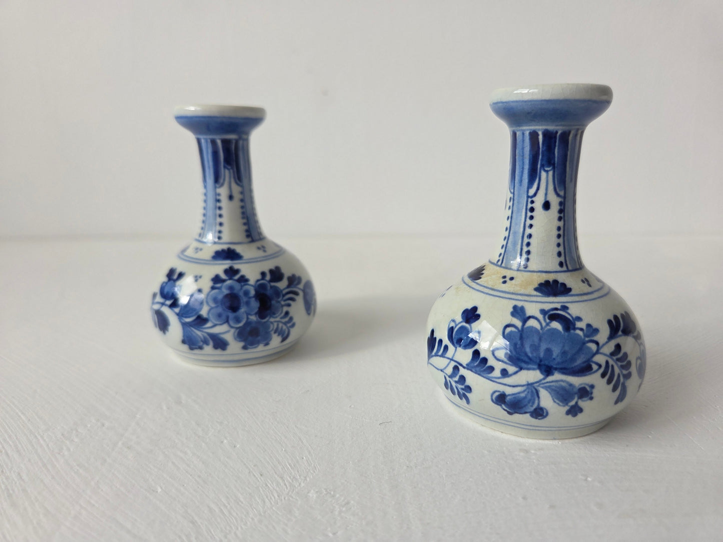 Royal Delft vaasjes met bolle buik en lange hals