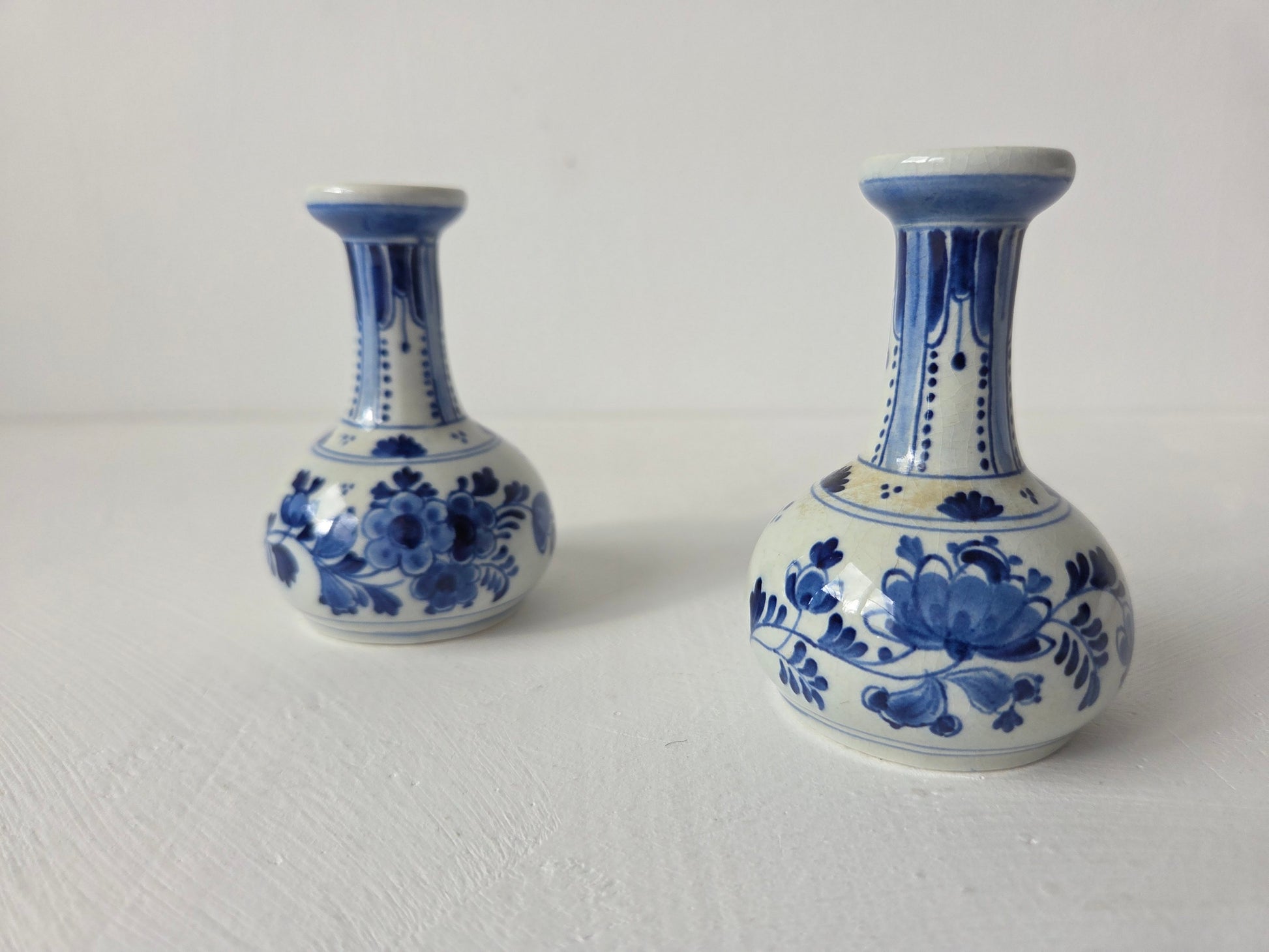 Royal Delft vaasjes met bolle buik en lange hals