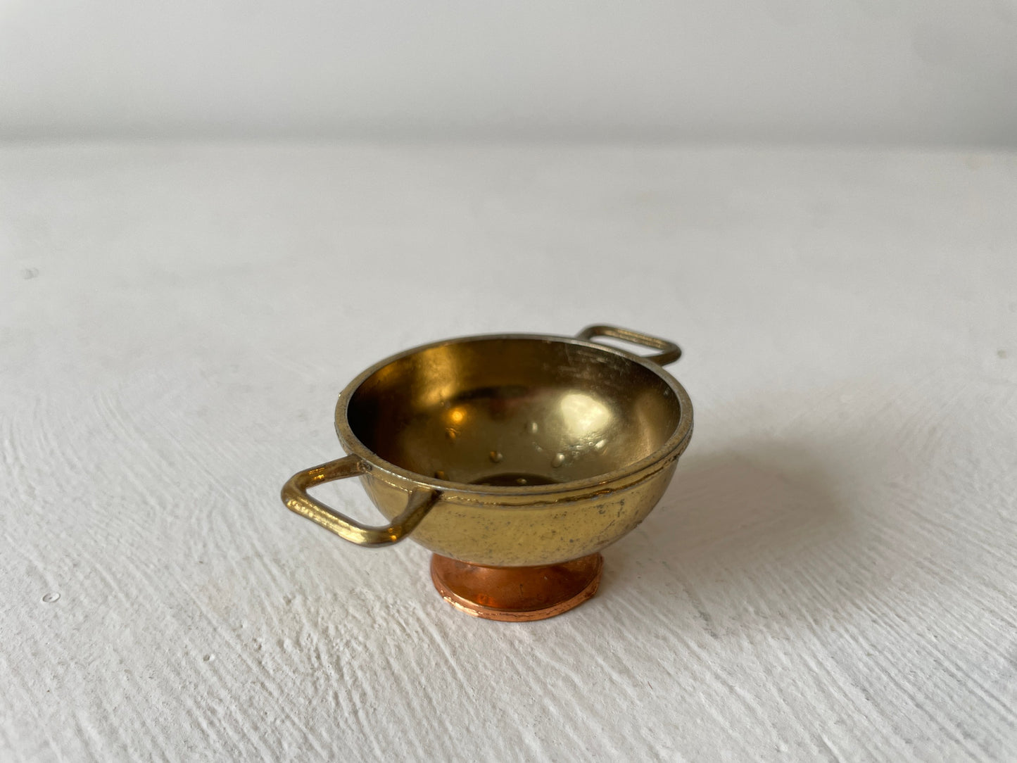 miniatuur vergiet gemerkt aan onderkant