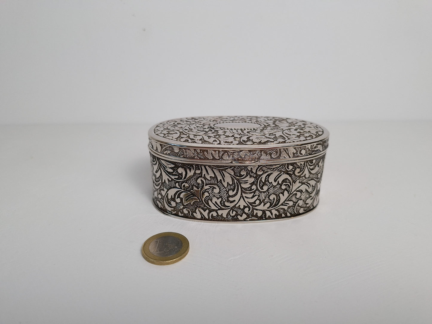 Opengewerkt bloemmotief op sieradendoos