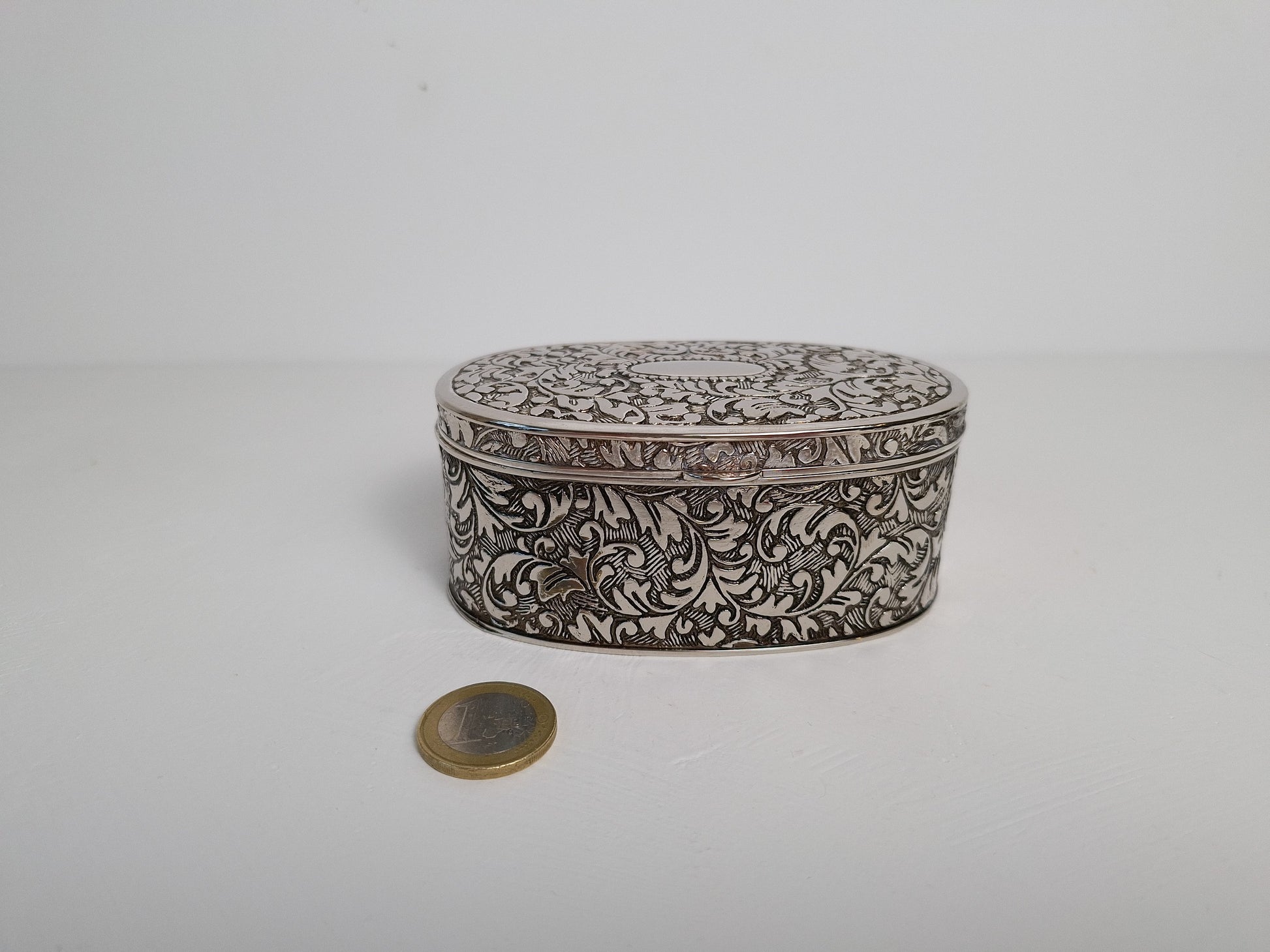 Opengewerkt bloemmotief op sieradendoos