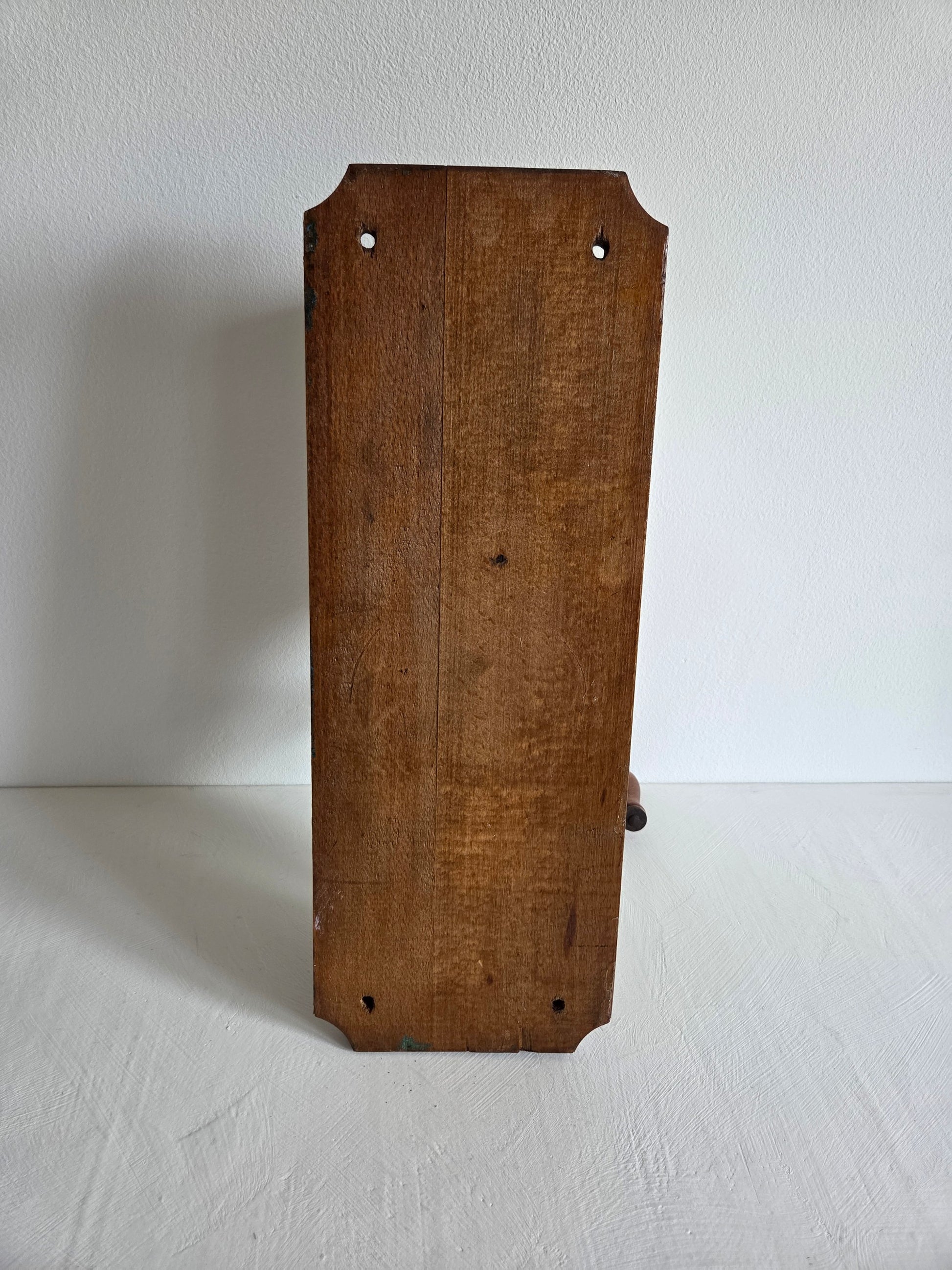 antieke wandmolen PeDe keramieken reservoir houten plank