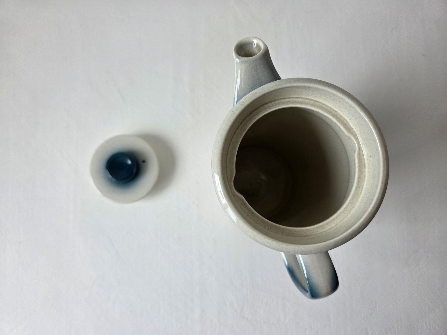 Wedgwood koffiepot wit gespikkeld donkerblauwe rand deksel