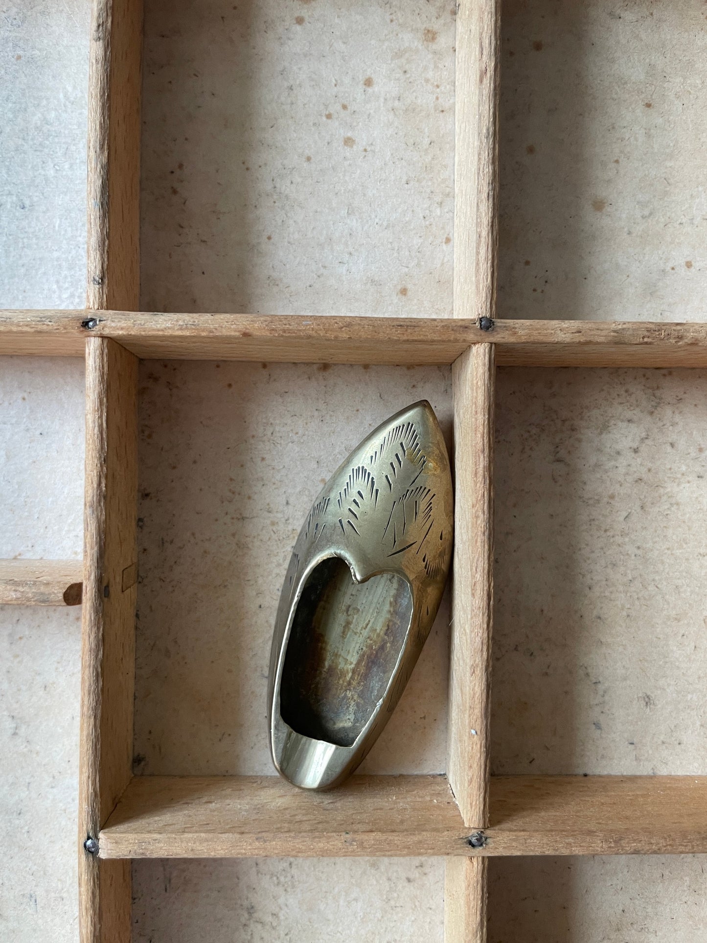 oud messing asbak schoen vorm