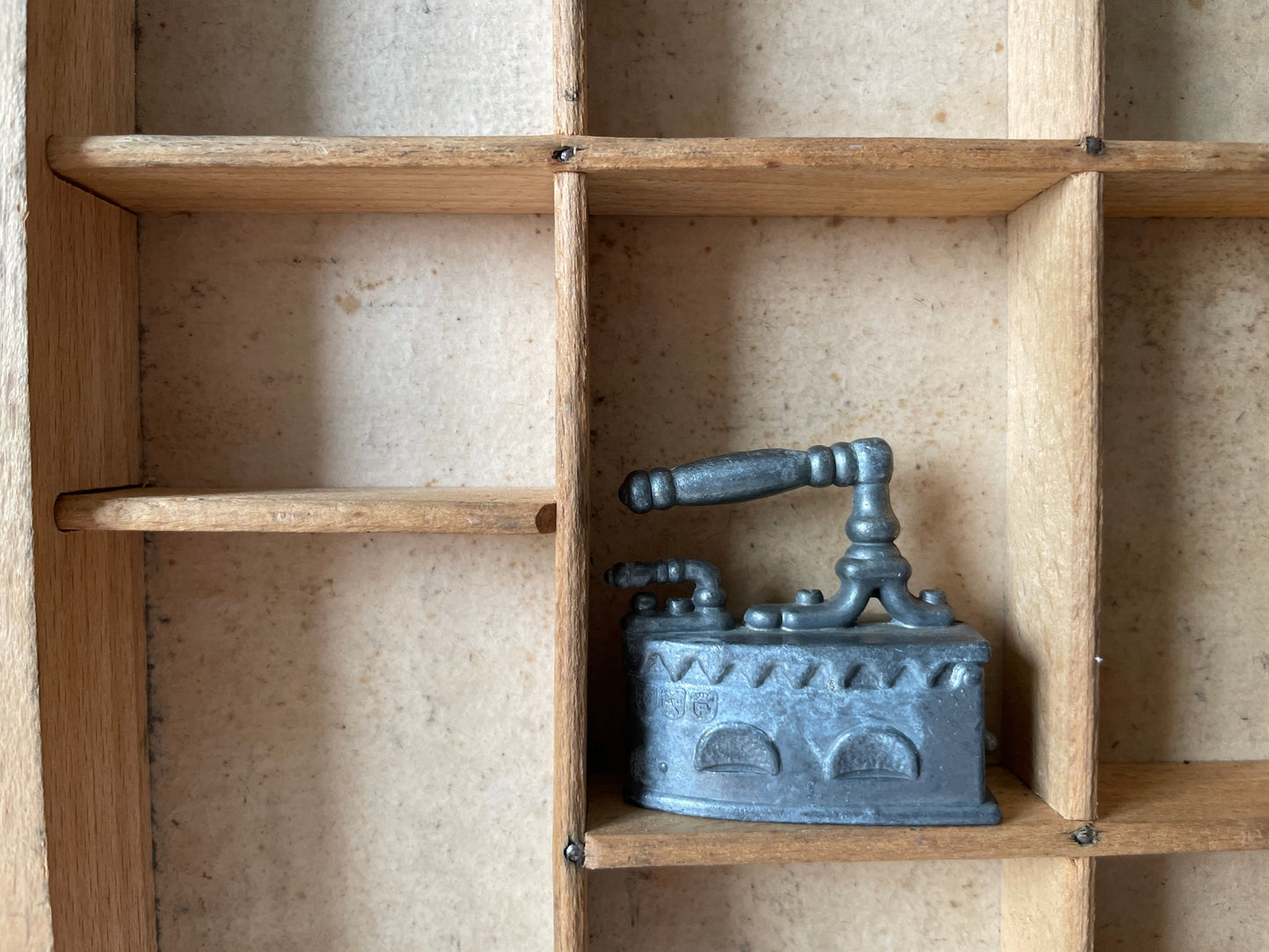oud strijkijzer miniatuur tin