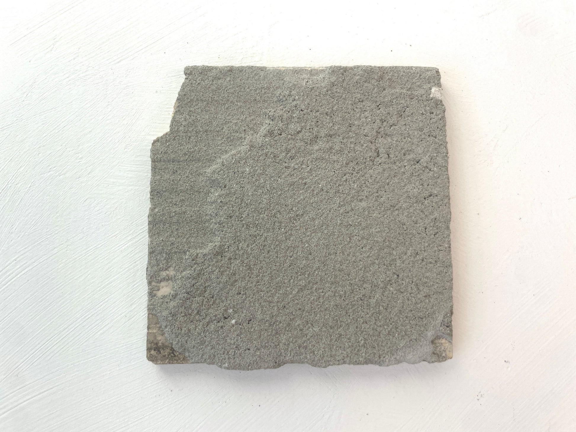 Detail van Delfts blauw schilderwerk op oud tegeltje