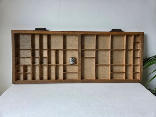 oude houten letterbak met metalen grepen