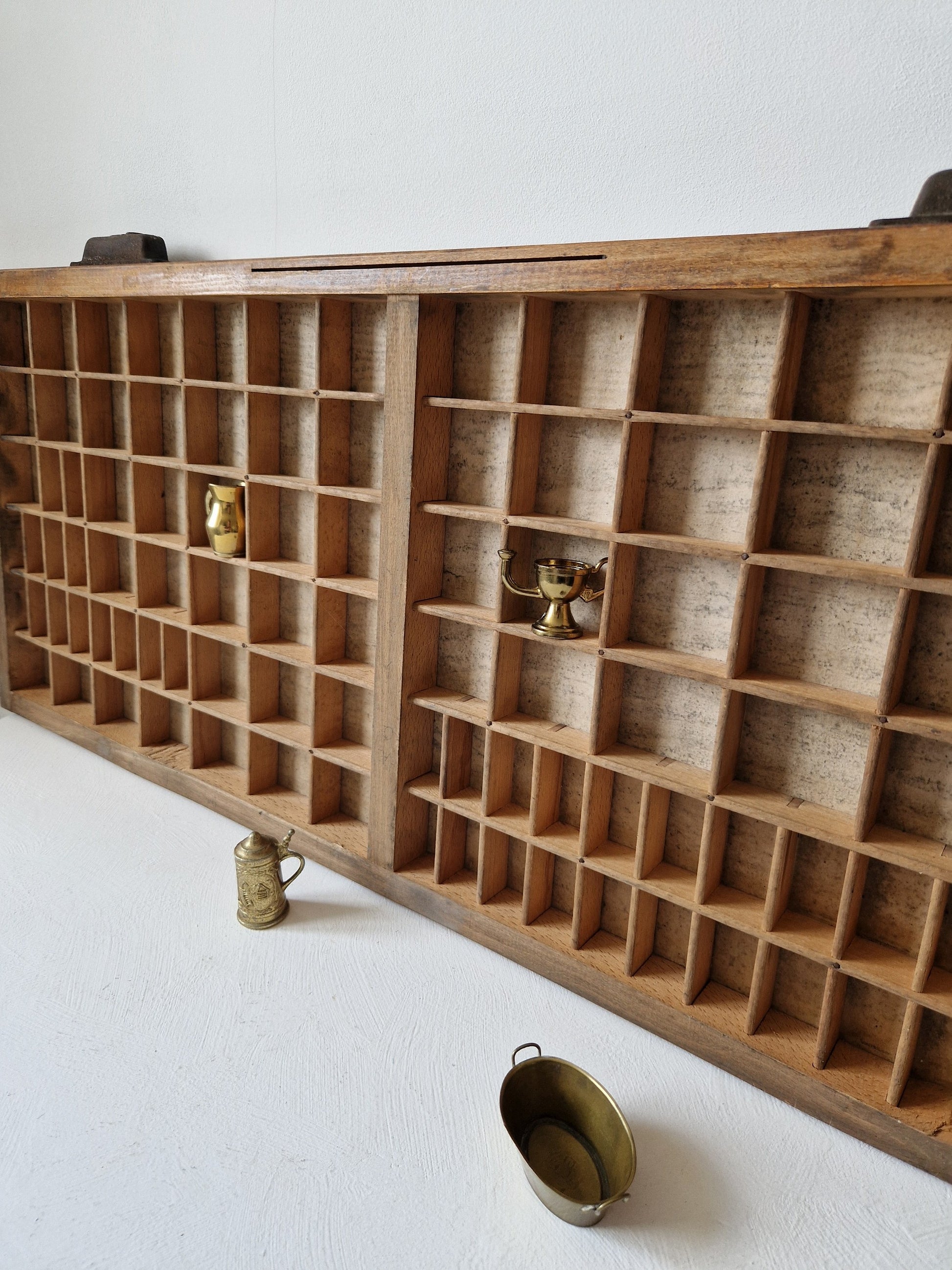 houten letterbak voor muurdecoratie in landelijke of vintage stijl
