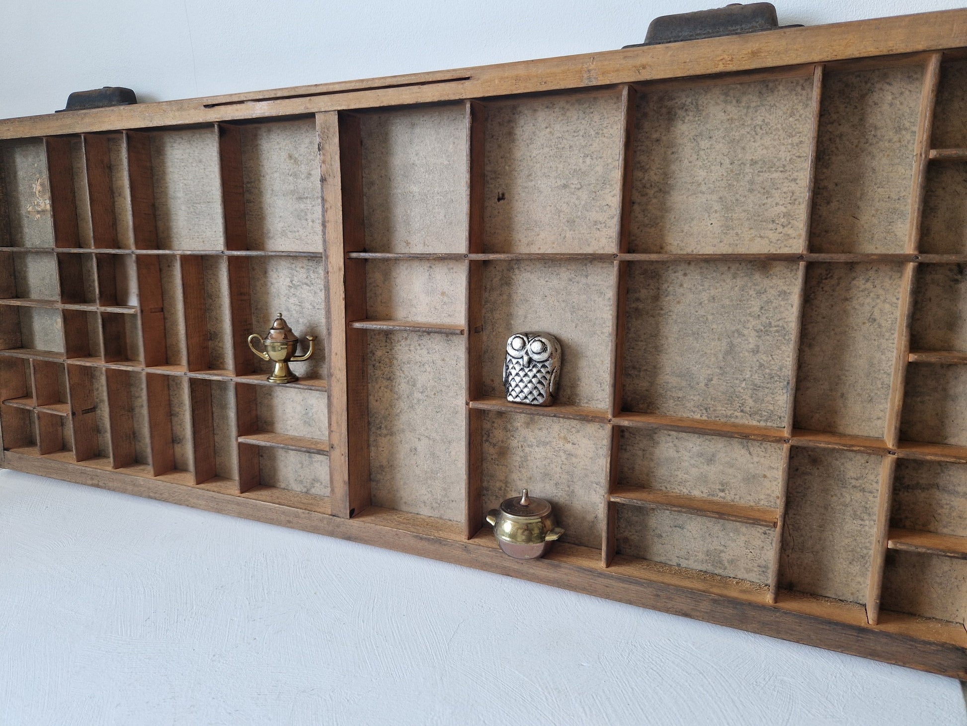 oude letterbak met 43 compartimenten