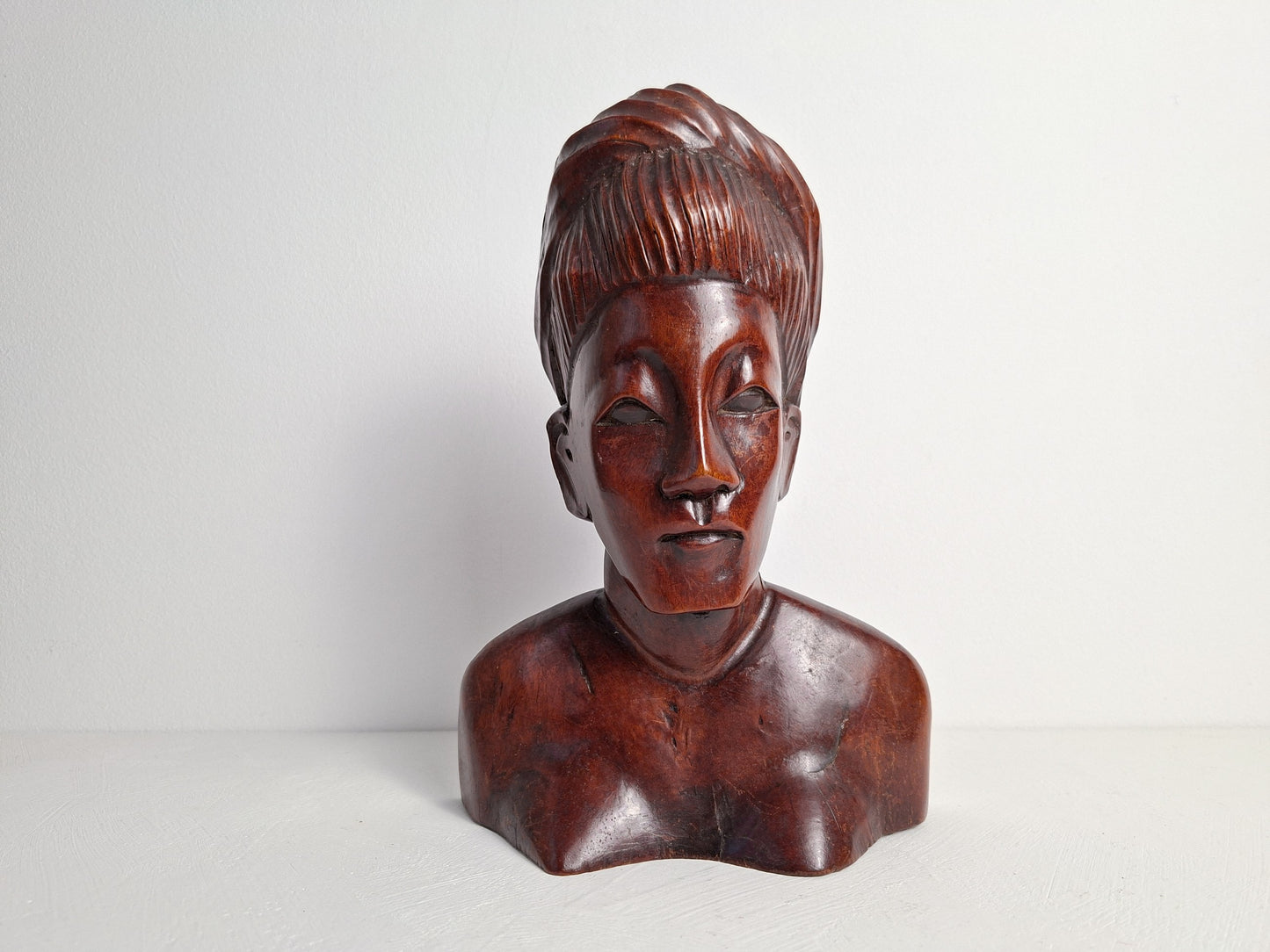 Vrouwenbuste van tropisch hout