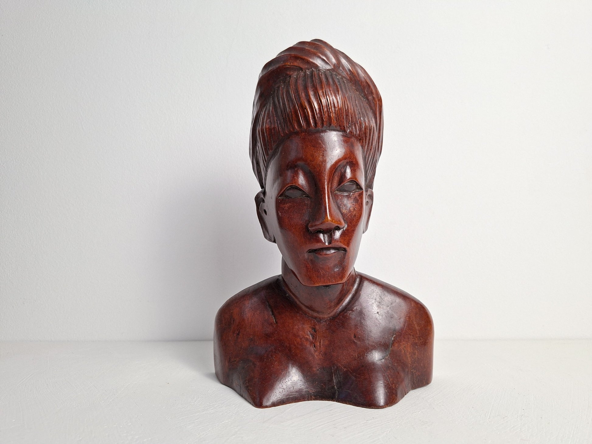 Vrouwenbuste van tropisch hout