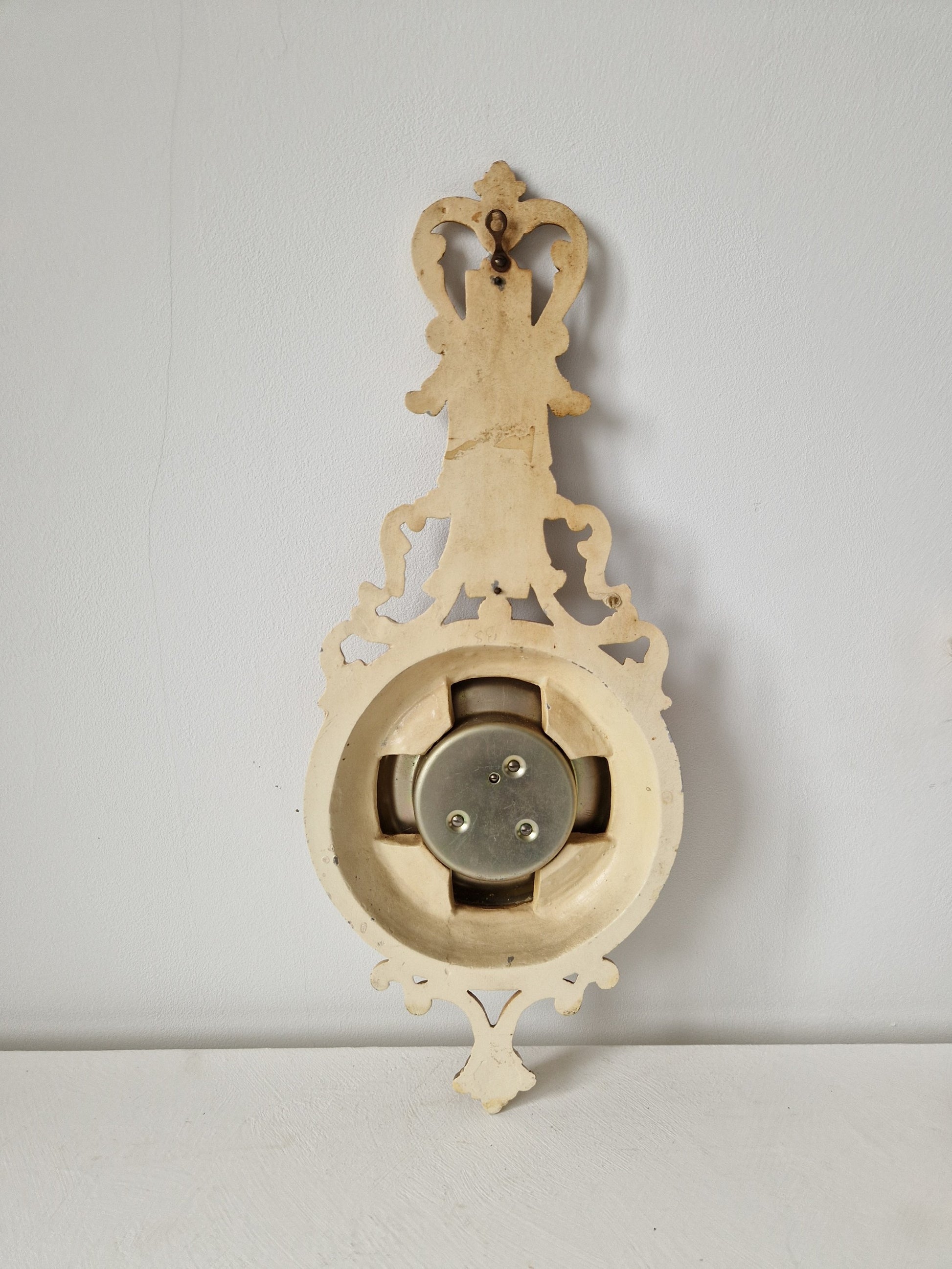 Barometer met sierlijk opengewerkt frame