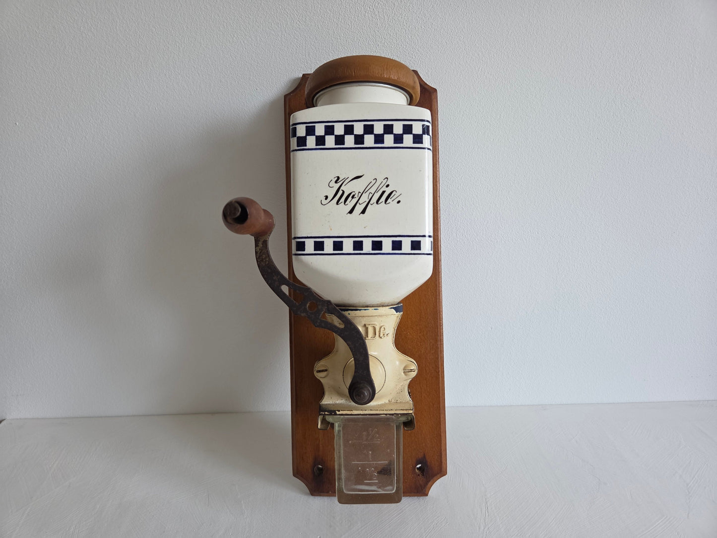 PeDe wandkoffiemolen gietijzer hout keramiek blauw wit
