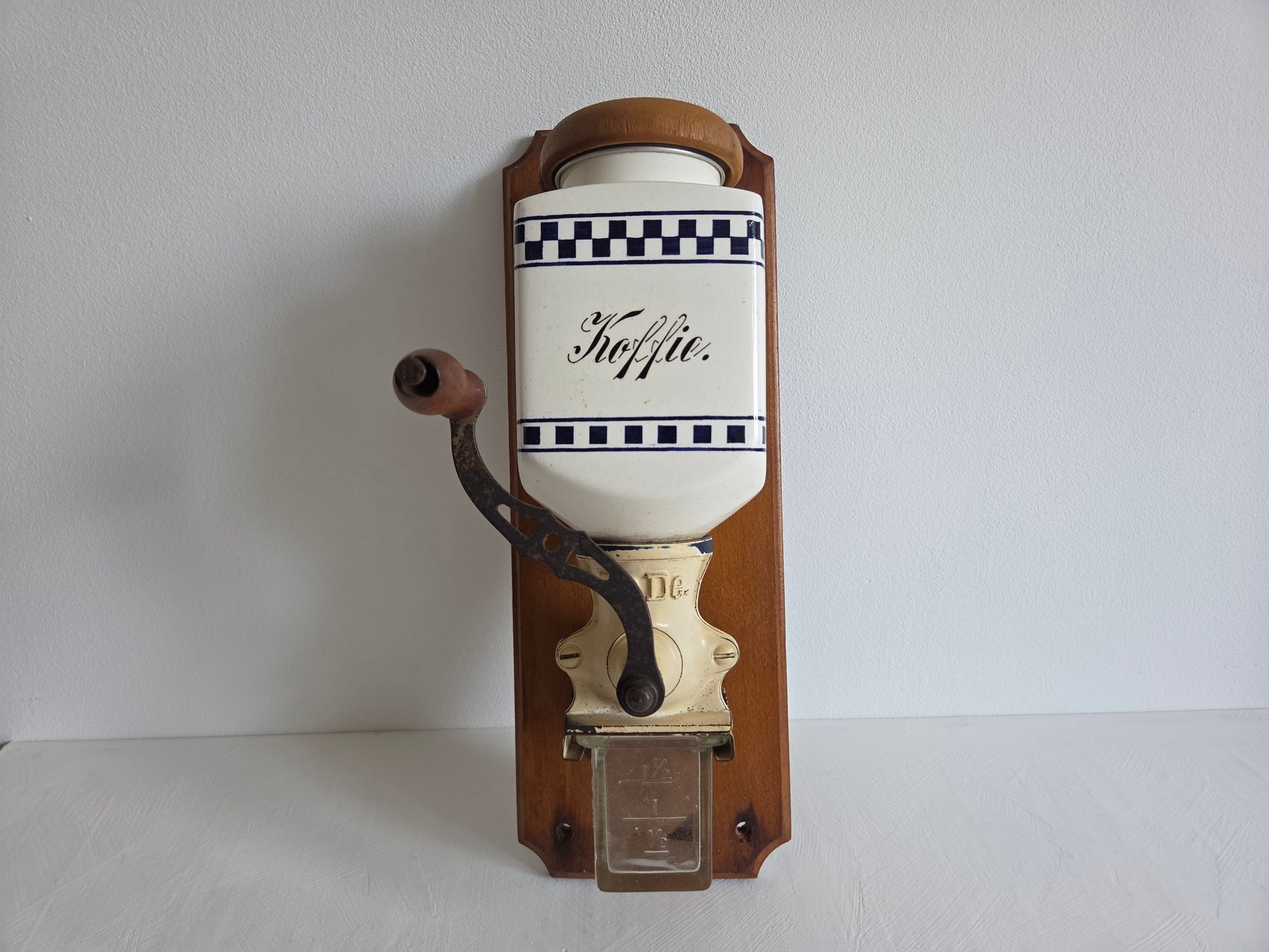 PeDe wandkoffiemolen gietijzer hout keramiek blauw wit