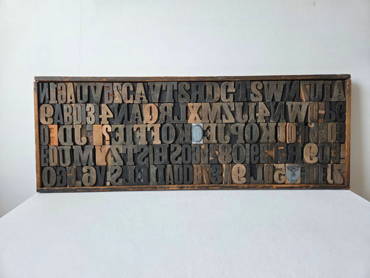 gevulde drukkerijlade met houten letters
