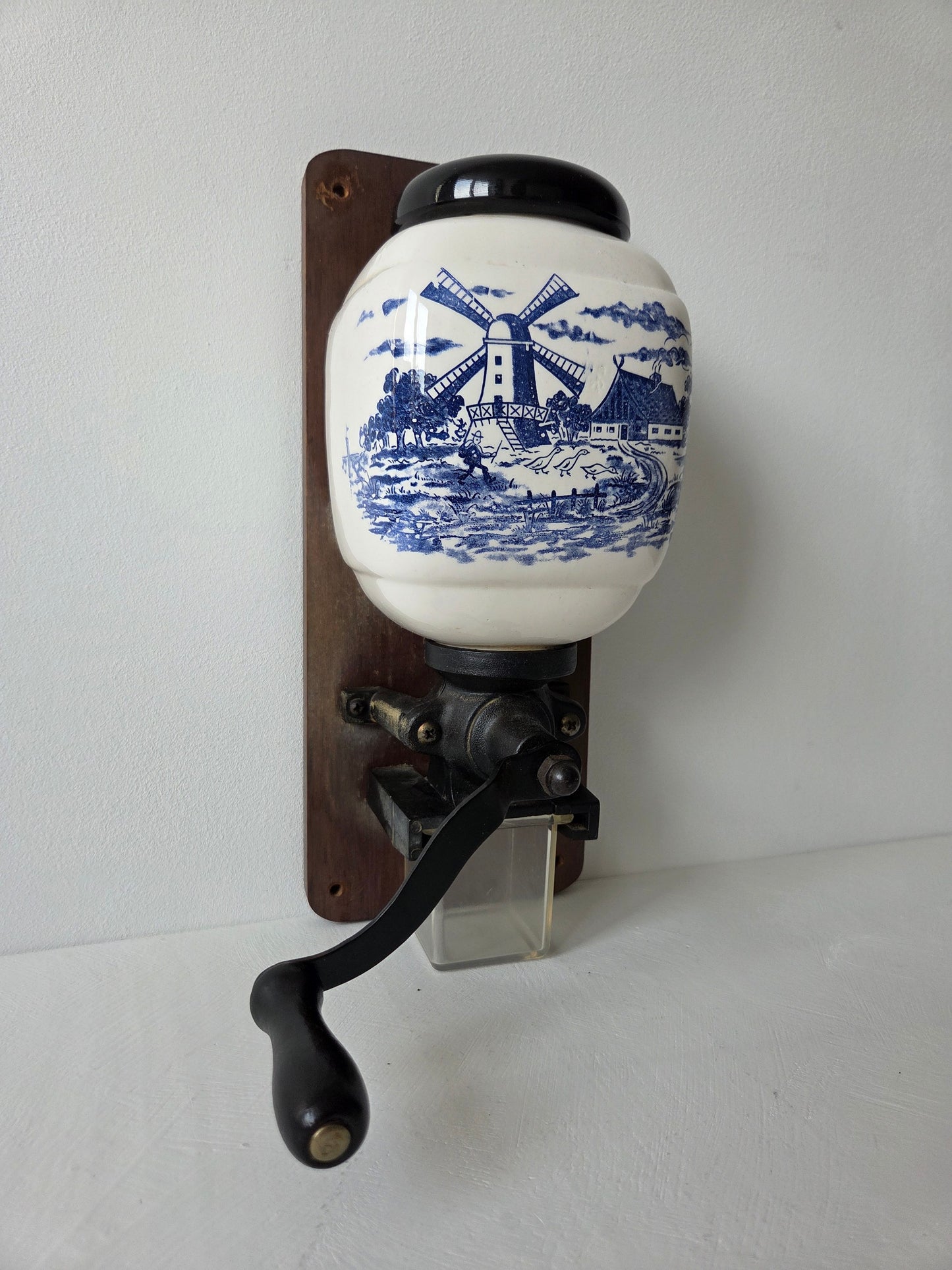 vintage wandkoffiemolen met blauw decor