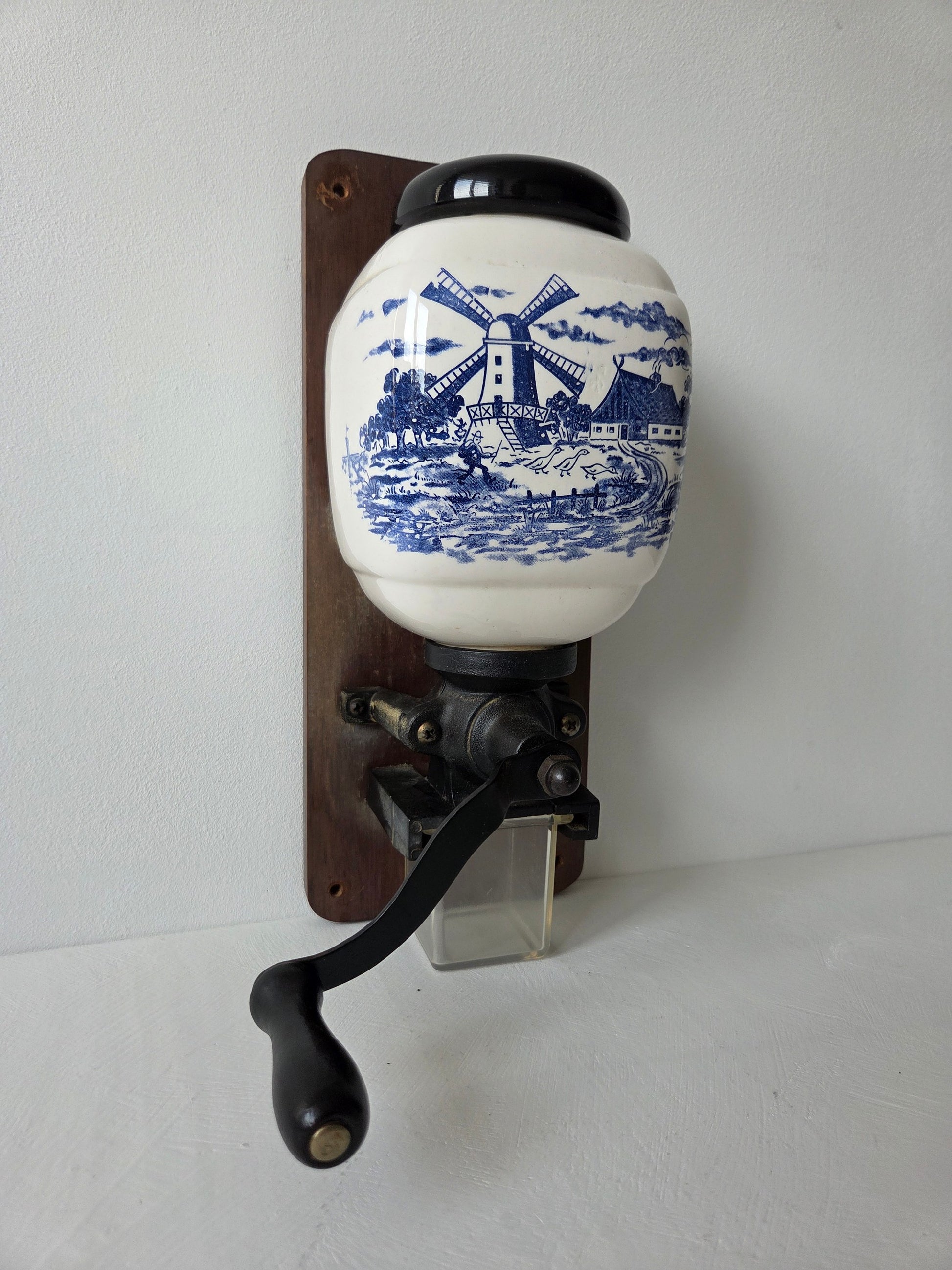 vintage wandkoffiemolen met blauw decor
