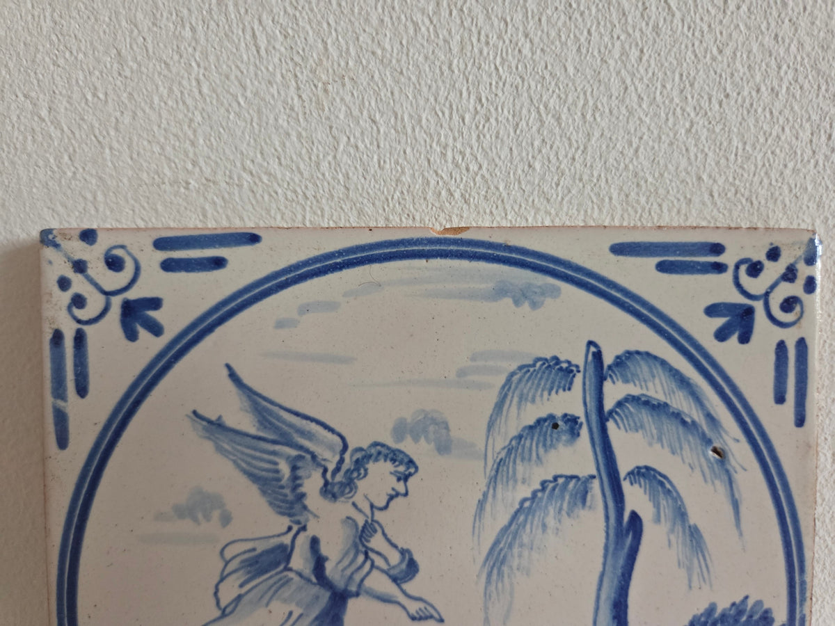 blauwe wandtegel met ossenkopmotief in hoeken
