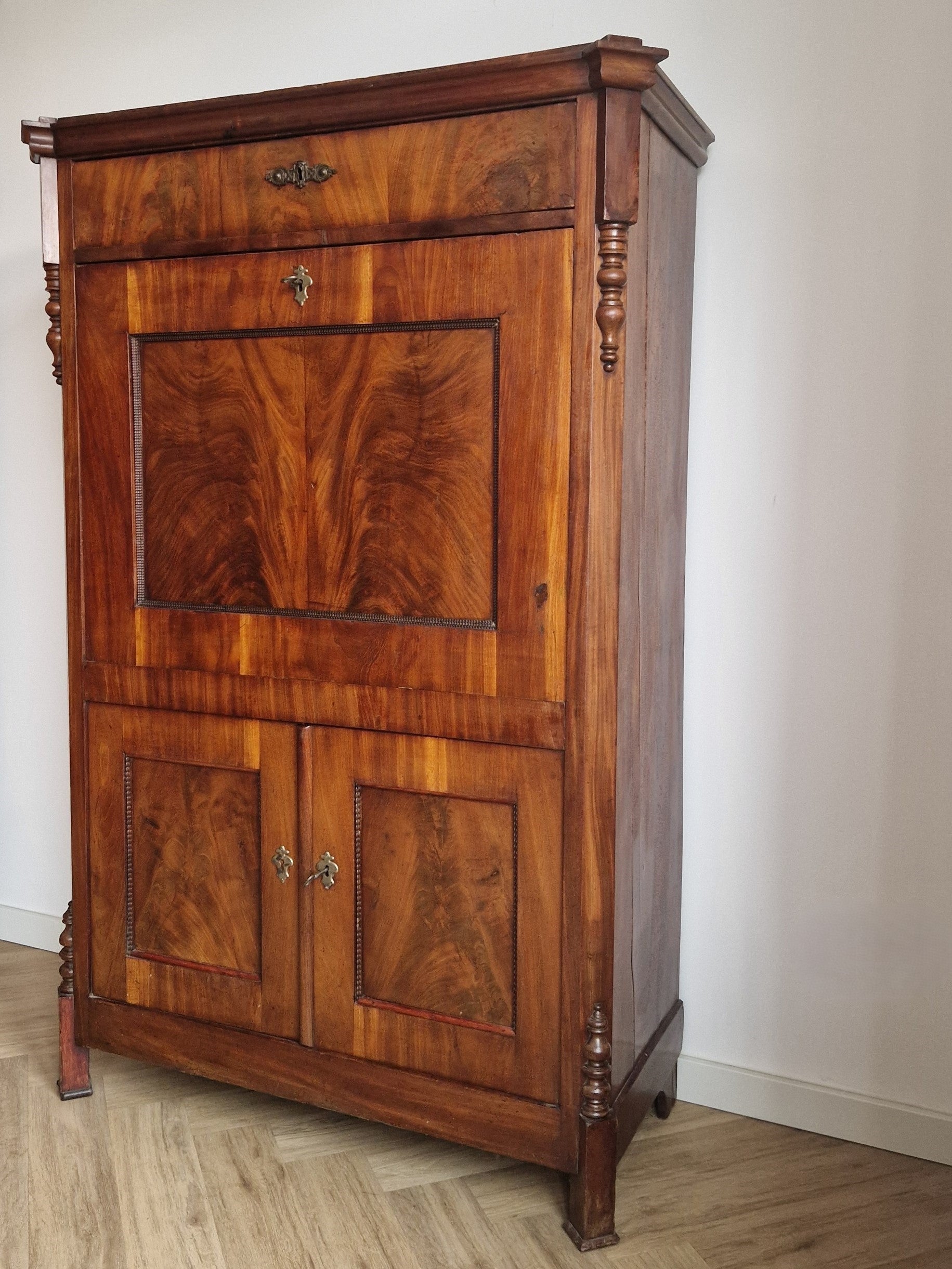 Oude houten Secrétaire met Uitklapbaar Schrijfblad