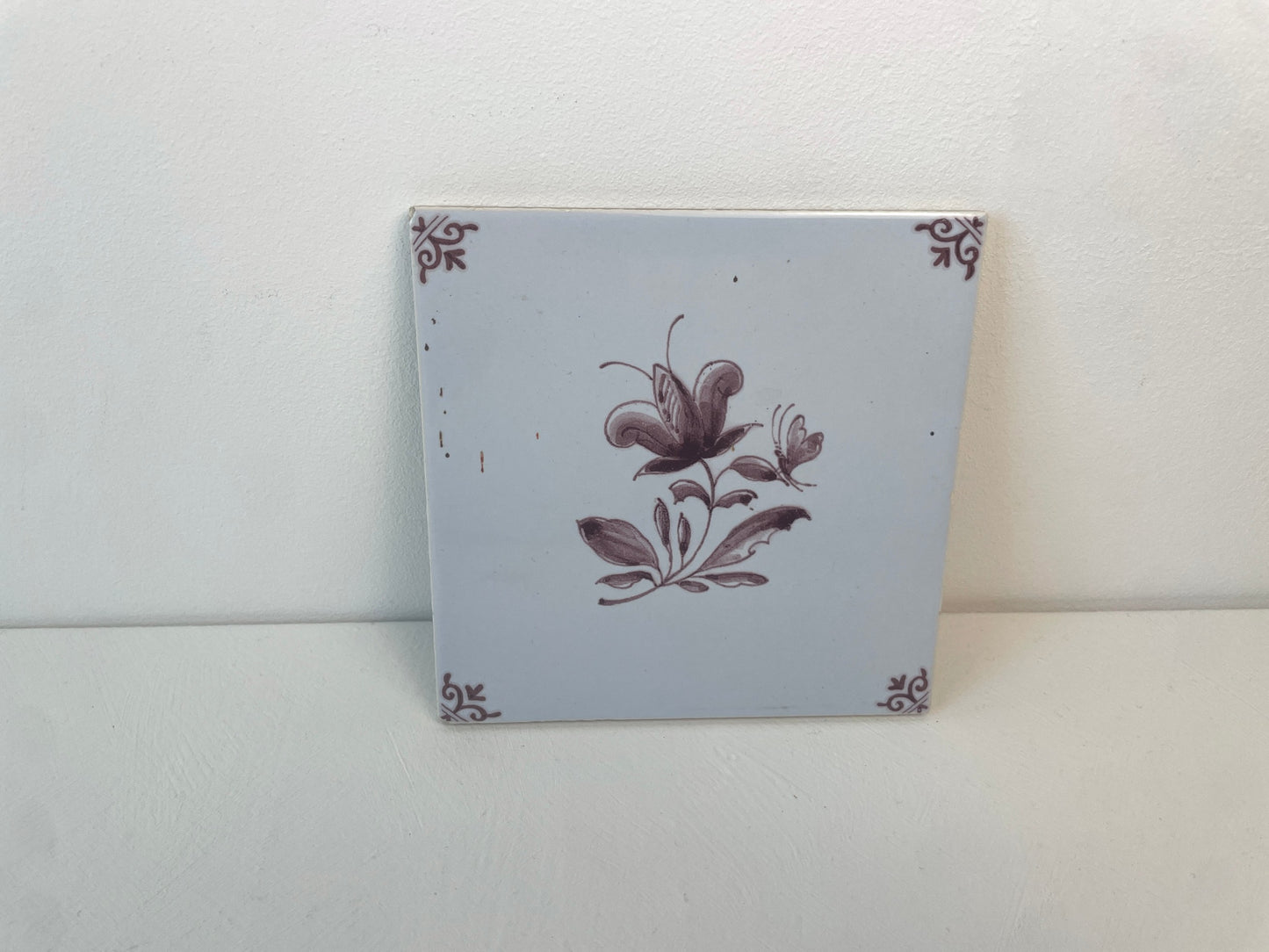 Mangaan siertegel met vogelstempel