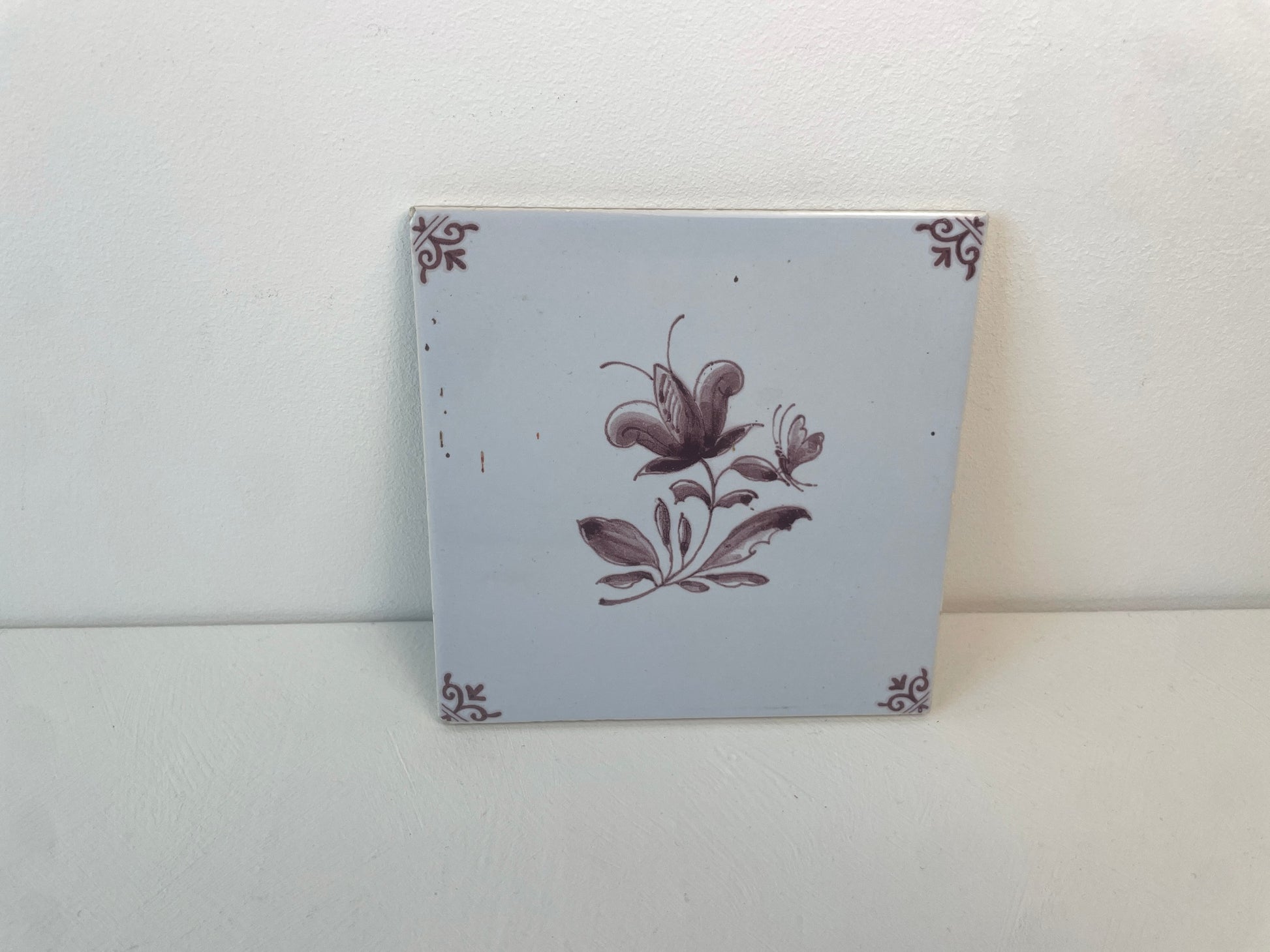 Mangaan siertegel met vogelstempel