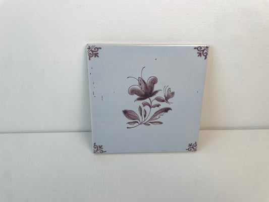 Mangaan siertegel met vogelstempel