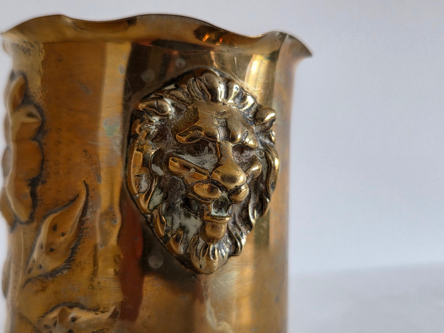WOI souvenir messing beker leeuwenkoppen gedreven decor