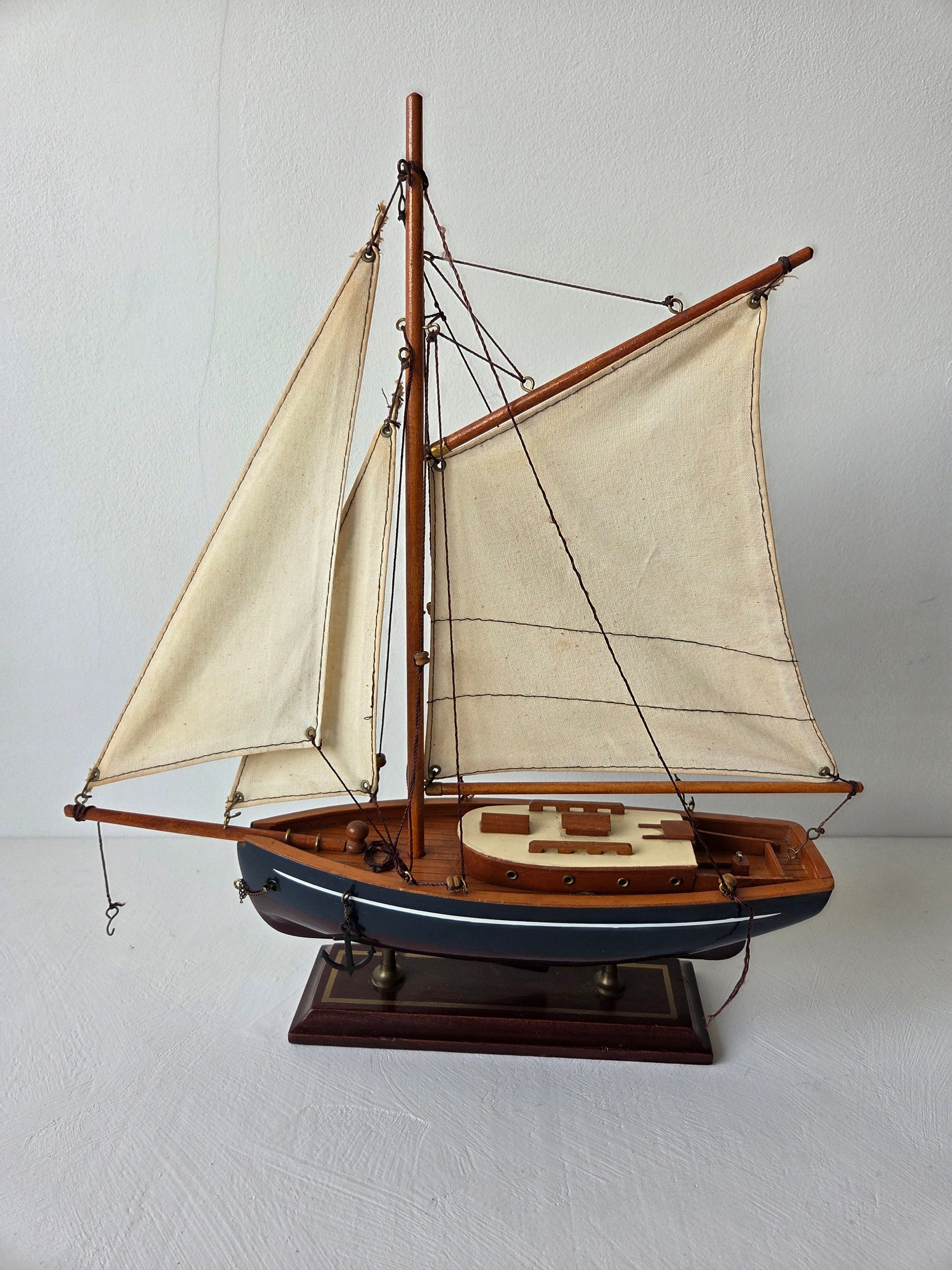 houten scheepsmodel met klassieke lijnen