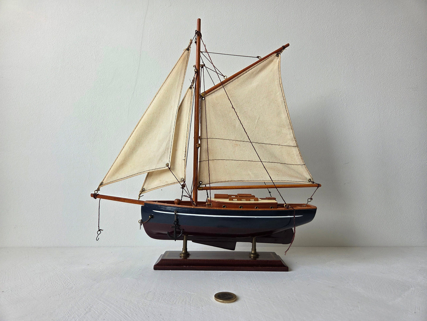 zijaanzicht van blauw houten zeilschip